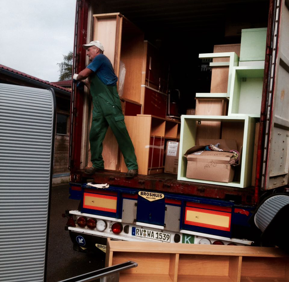 Container wird in Stiefenhofen beladen und geht auf die Reise nach Mombasa
