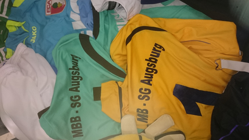 Herr Enrico Laquinta spendet zwei komplette Fußballdresse.